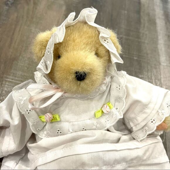 Muffy VanderBear Travel Trunk with 5 outfits and dog Lulu - Picture 2 of 9